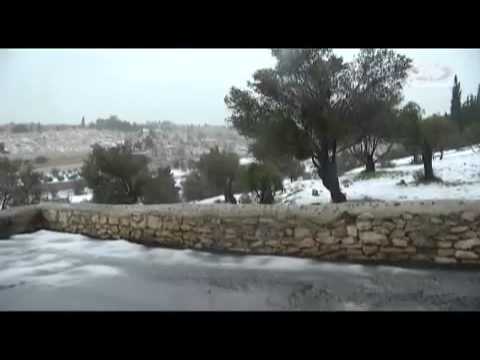 الثلج يزين القدس والضفة الغربية قبل رحيل الشتاء