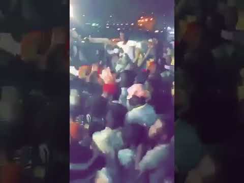 شاهد مواطنون يحصلون على وجبات مجانية بأحد المطاعم